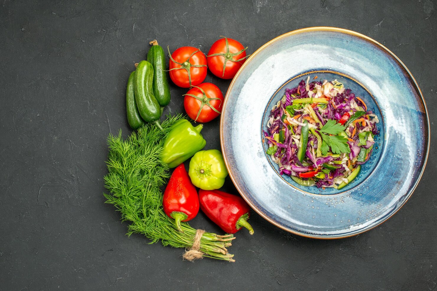 Plato colorido con vegetales frescos y saludables