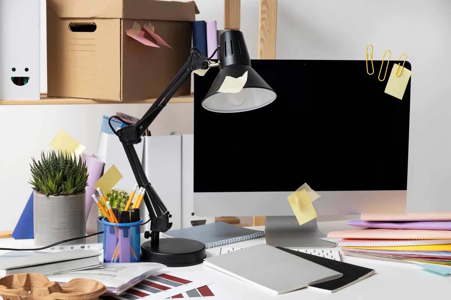 Escritorio de trabajo ordenado con buena iluminación